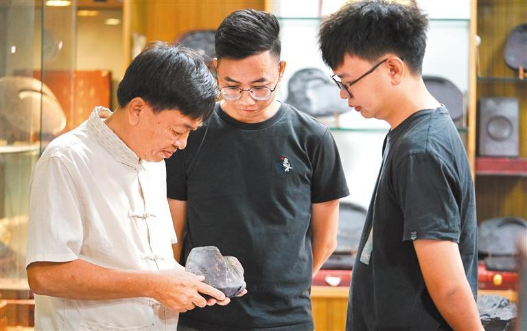 接受《经济日报》采访报道-端砚雅韵